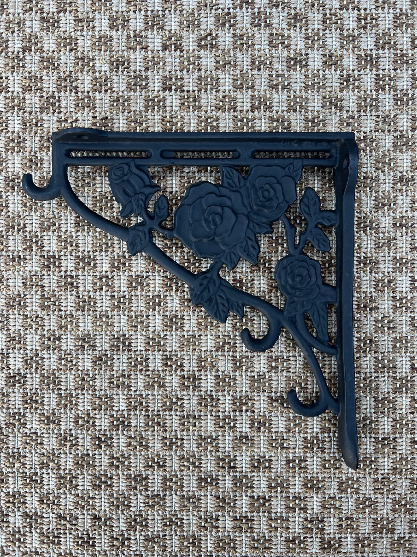 BR147A  25 x 15cm Cast iron hanging basket bracket