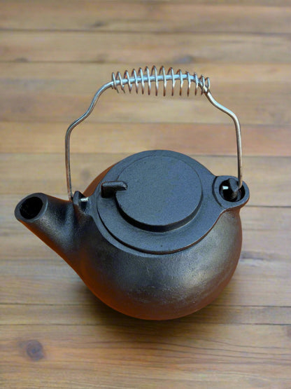 Cast iron kettle with coil handle