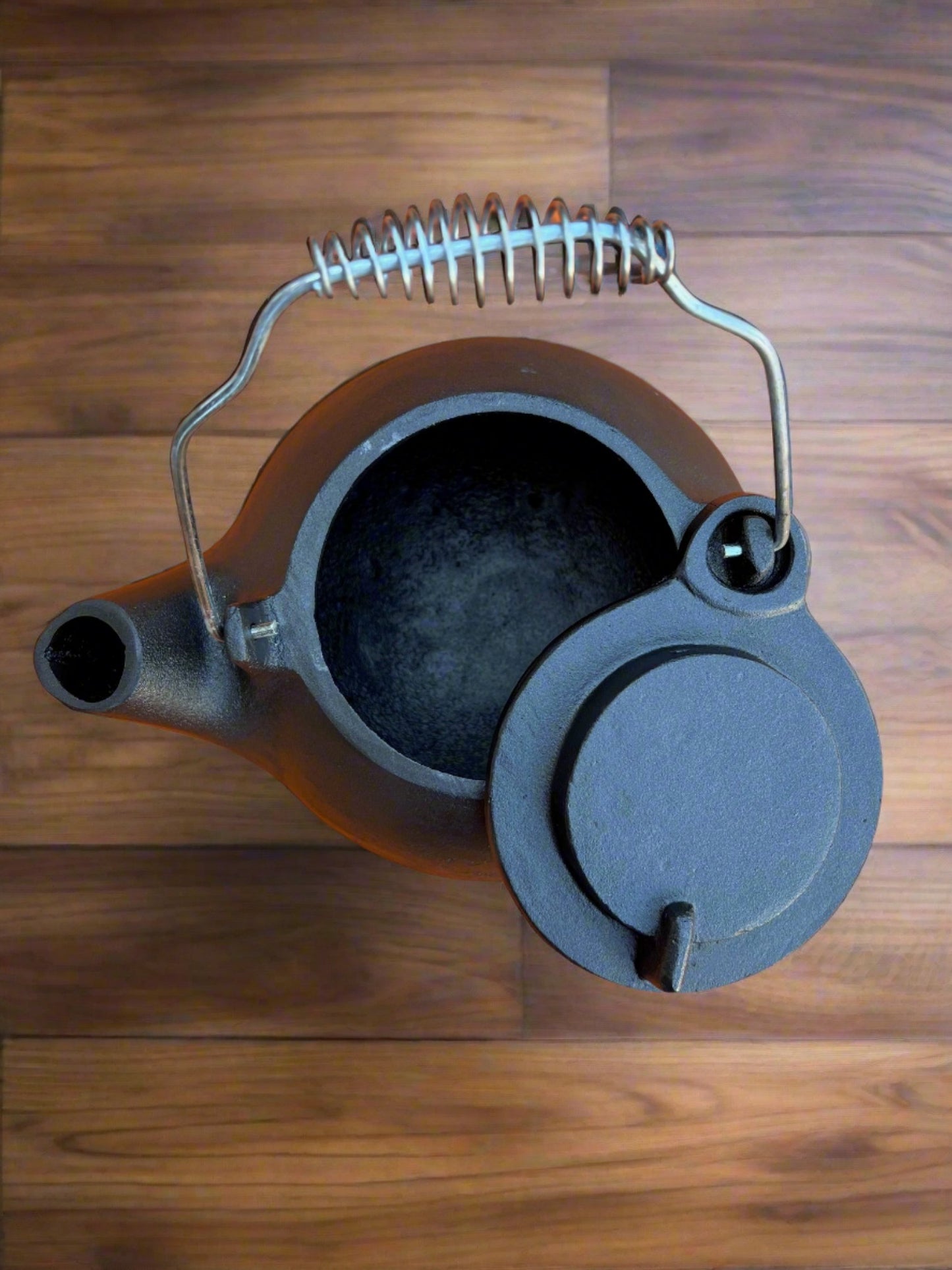Cast iron kettle with coil handle
