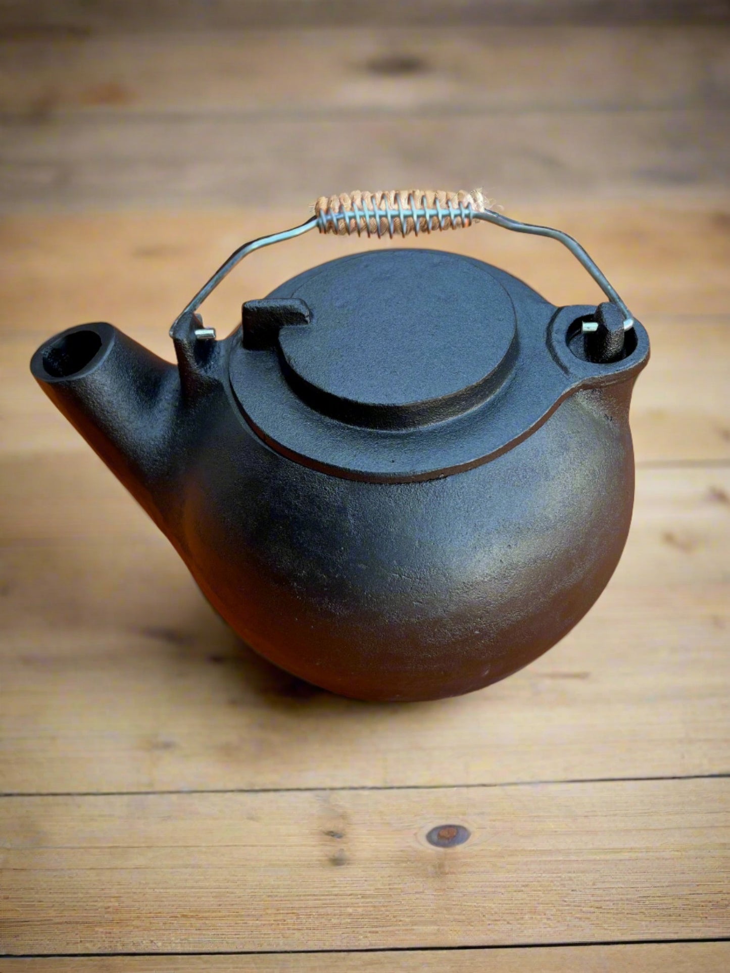 Cast iron kettle with coil handle